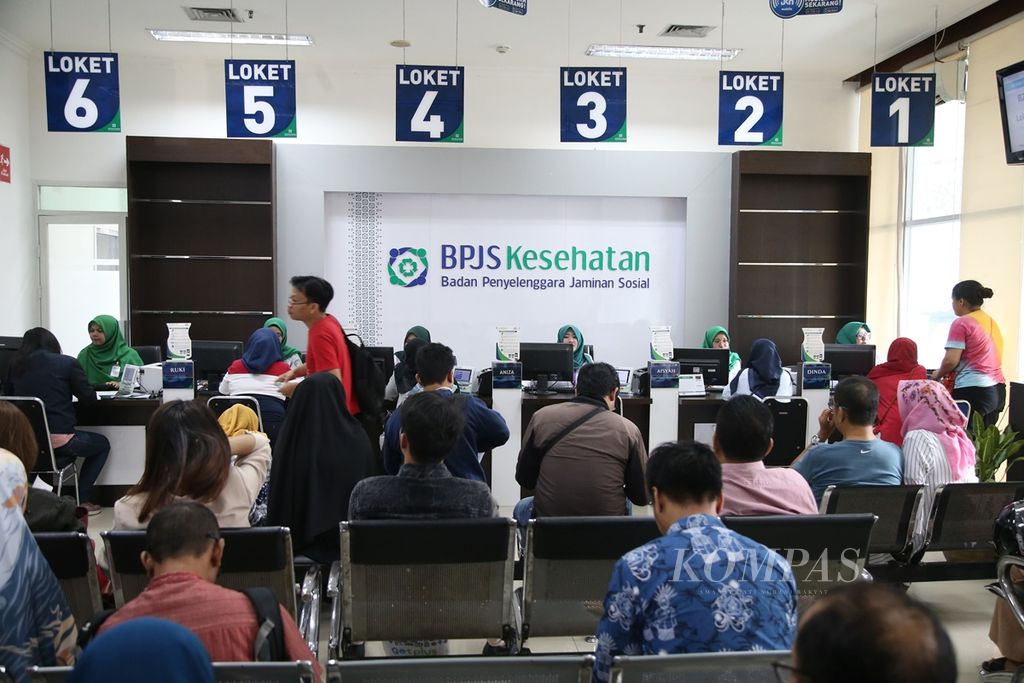 Suasana pengurusan iuran jaminan kesehatan di kantor BPJS Kesehatan, Pancoran, Jakarta, Senin (4/11/2019). 