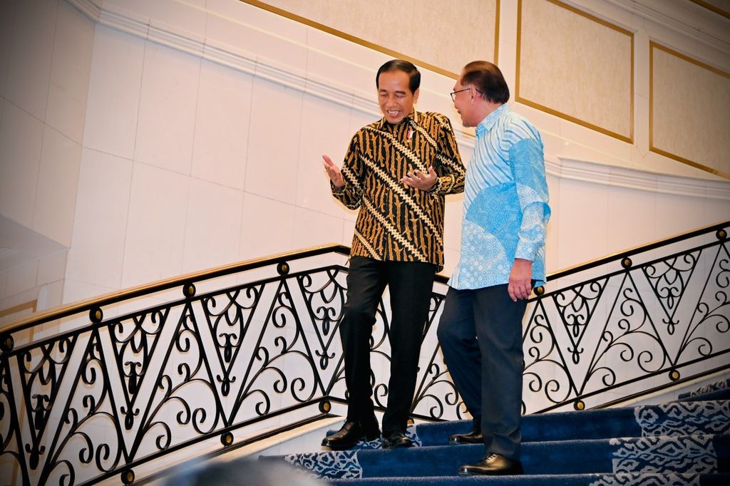 Presiden RI Joko Widodo dan PM Malaysia Dato’ Seri Anwar Ibrahim membahas sejumlah kerja sama antara Indonesia dan Malaysia di berbagai bidang dalam pertemuan yang digelar di kediaman resmi PM Malaysia di Seri Perdana, Putrajaya, Malaysia, 8 Juni 2023. 