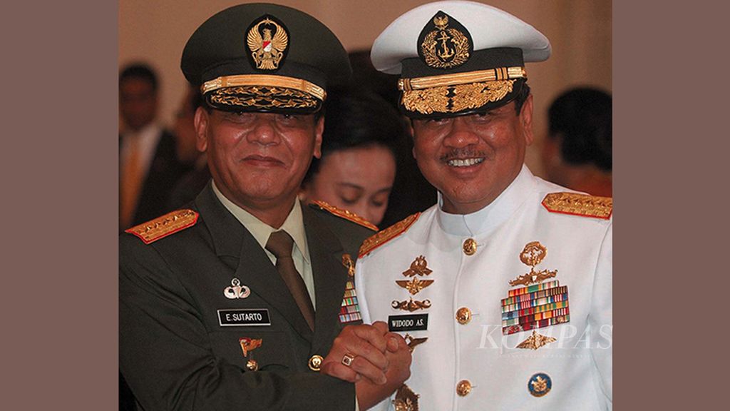 Jenderal Endriartono Sutarto menerima jabatan sebagai Panglima TNI menggantikan Laksamana Widodo AS, Jumat (7/6/2002).