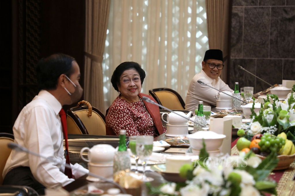 Presiden Joko Widodo bersama Ketua PDI-P Megawati Soekarnoputri (tengah) dan Ketua Partai Kebangkitan Bangsa (PKB) Muhaimin Iskandar makan siang bersama di Presidential Lounge di Kompleks Istana Kepresidenan, Jakarta, Rabu (15/6/2022). 