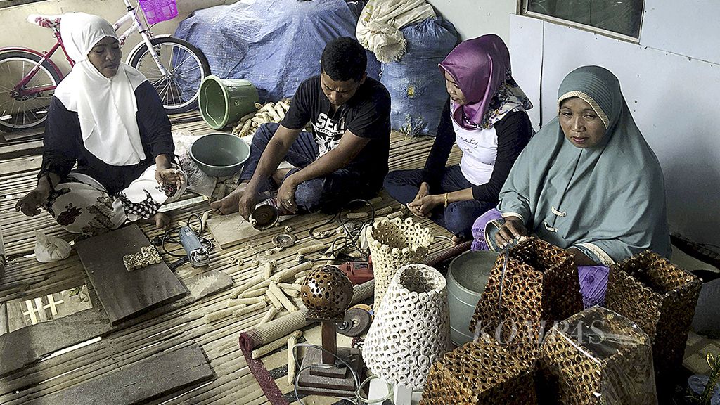 Kelompok perempuan warga Desa Kareloe, Kecamatan Bontoramba, Jeneponto, Sulawesi Selatan, membuat kerajinan dari tongkol jagung. Sejak dua tahun terakhir, perempuan di desa tersebut berjuang keluar dari keterbatasan. Mereka yang dahulu buta aksara dan tak punya keterampilan, kini meningkatkan kapasitas dengan belajar aksara dan berkreasi dengan berbagai keterampilan.