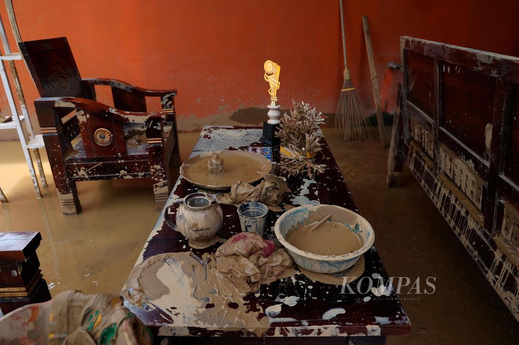 Kondisi ruang tamu dengan perabotnya setelah banjir bandang menerjang Desa Sinomwidodo, Kecamatan Tambakromo, Kabupaten Pati, Jawa Tengah, Kamis (1/12/2022). 