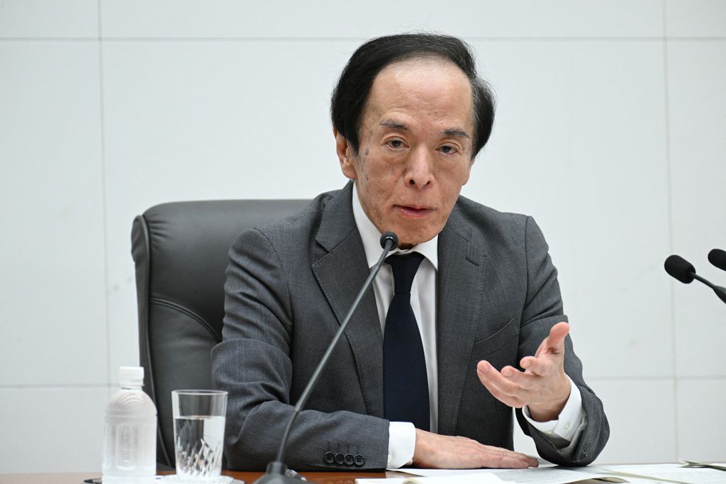 Gubernur Bank Sentral Jepang (BoJ) Kazuo Ueda berbicara dalam konferensi pers tentang kebijakan moneter di kantor pusat BoJ di Tokyo, Jumat (26/4/2024). 