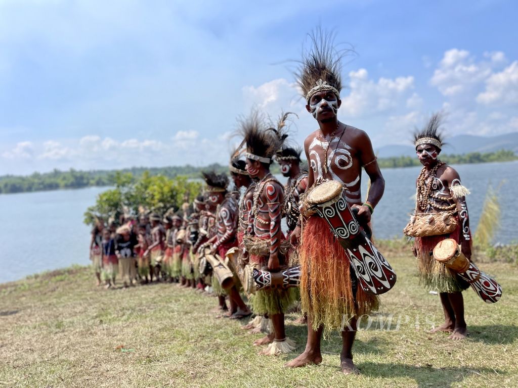 Sanggar Yonokong Manaya menampilkan tari Isosolo (dalam pelafalan di wilayah Sentani bagian barat disebut sebagai tari Isoro) di Kampung Kwadeware, Distrik Waibu, Kabupaten Jayapura, Papua, Sabtu (10/8/2024).