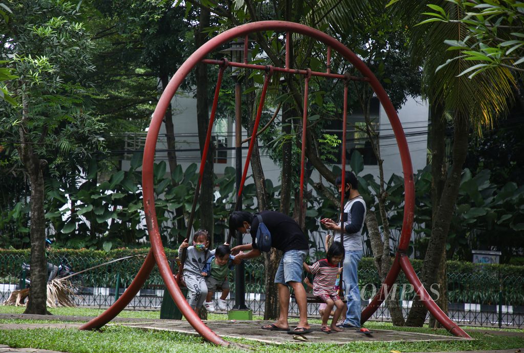 Warga menikmati waktu akhir pekan di taman Menteng Bintaro, Tangerang Selatan (14/11/2020). Warga menyambut baik kembali dibukannya akses ke sejumlah taman setelah ditutup dalam waktu yang cukup lama karena pandemi Covid-19. 