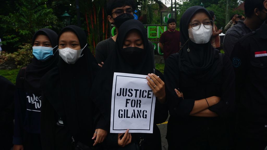 Ratusan mahasiswa Universitas Sebelas Maret menggelar aksi unjuk rasa mengenai kasus tewasnya peserta diklatsar resimen mahasiswa perguruan tinggi tersebut di Rektorat UNS, Kota Surakarta, Jawa Tengah, Senin (1/11/2021). Mereka menuntut agar kasus tersebut diusut tuntas.