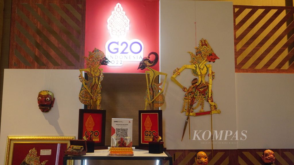 Kerajinan wayang yang ditampilkan dalam Trade, Industry, and Investment Working Group G20 di Kota Surakarta, Jawa Tengah, Rabu (30/3/2022). Pertemuan tersebut diikuti delegasi dari sejumlah negara. Menurut rencana, pertemuan akan berlangsung hingga 1 April 2022.