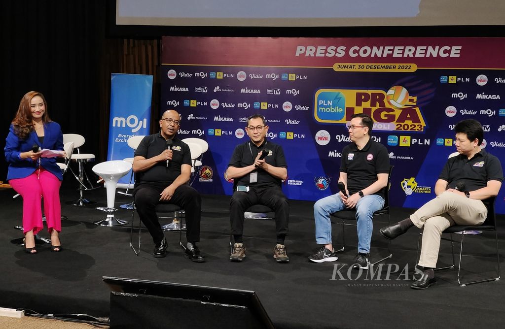 Direktur Proliga Hanny S Surkatty (kiri kedua), Executive Vice President Niaga dan Pemasaran PLN Muhammad Munief Budiman (kiri ketiga), Chief Operating Officer Vidio Hermawan Sutanto (kanan kedua), dan Direktur Moji Hendy Lim (paling kanan) dalam diskusi peluncuran Proliga 2023 di Jakarta, Jumat (30/12/2022). Untuk pertama kalinya, Liga Bola Voli Profesional Indonesia, Proliga, akan menggunakan teknolog<i>i video challenge</i> dalam kompetisi musim 2023 yang dimulai pada 5 Januari 2023. Teknologi itu diharapkan bisa meningkatkan kualitas Proliga, terutama meminimalisasi kesalahan dalam keputusan wasit yang sering menjadi kontrovesi di sejumlah pertandingan. 