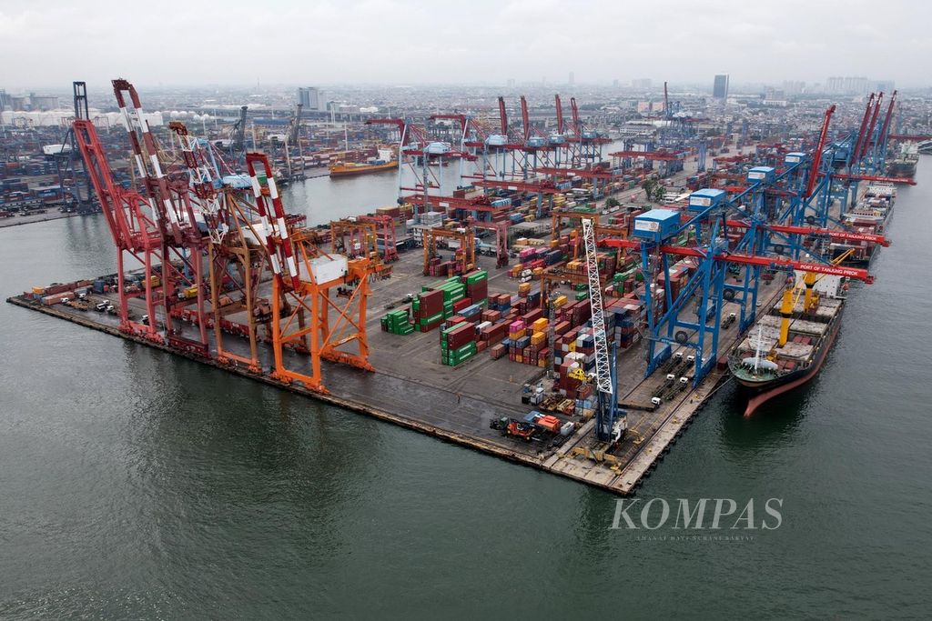 Busy container loading and unloading activities were spotted at Tanjung Priok Port, Jakarta on Thursday (2/2/2023).