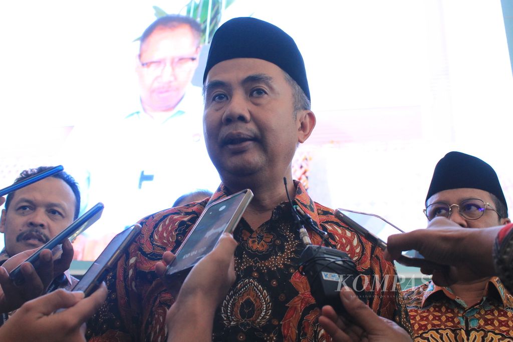 Penjabat Gubernur Jawa Barat Bey Machmudin saat diwawancarai di Bandara Internasional Jawa Barat Kertajati di Kabupaten Majalengka, Jumat (1/12/2023). 