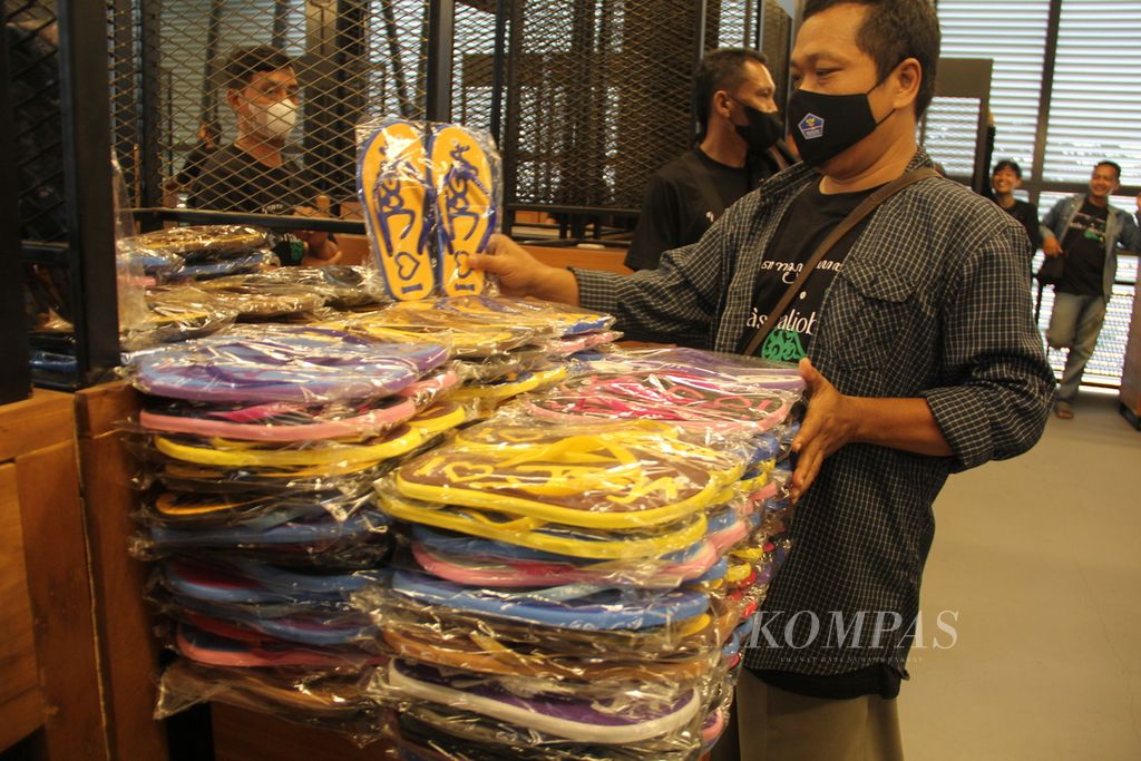 Seorang pedagang kaki lima (PKL) menata barang dagangannya di tempat relokasi yang diberi nama Teras Malioboro I di kawasan wisata Malioboro, Kota Yogyakarta, Selasa (1/2/2022). 