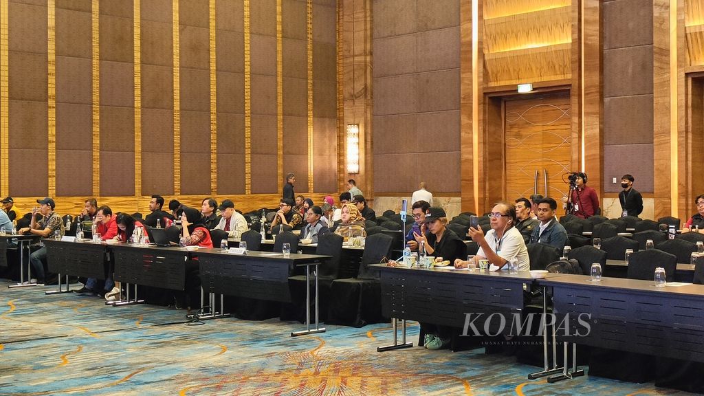Pemantau independen, saksi, dan awak media yang ikut hadir dalam rapat pleno terbuka rekapitulasi hasil penghitungan suara Pemilu 2024 di Hotel Pullman Central Park, Jakarta, Jumat (8/3/2024).