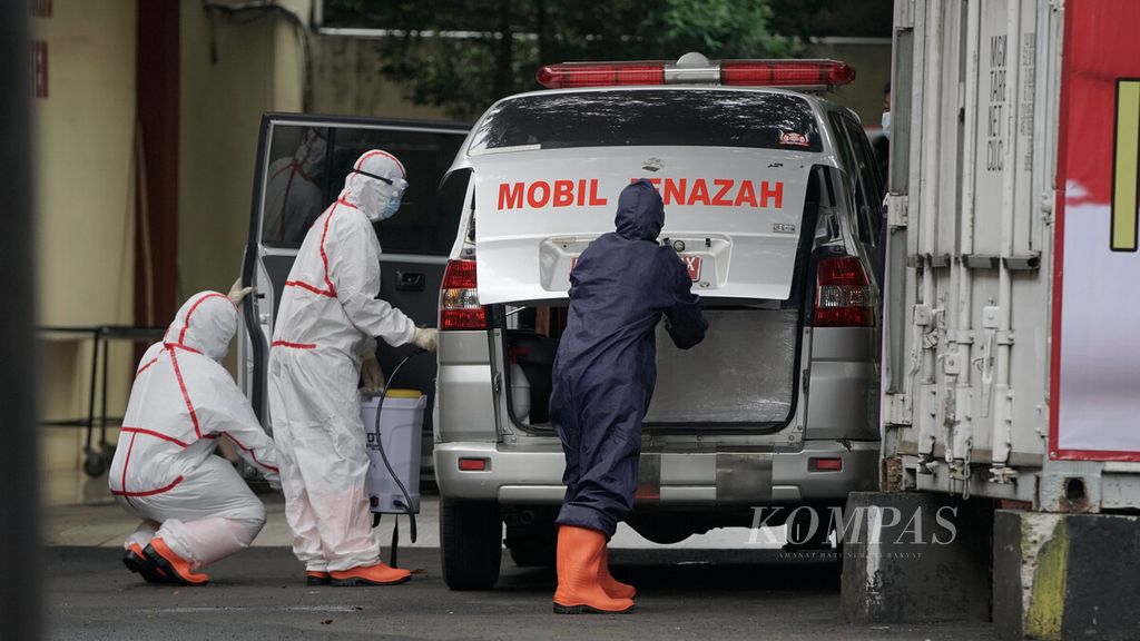 Tenaga medis menutup pintu ambulans yang membawa jenazah terkonfirmasi positif Covid-19 di RS Polri, Jakarta Timur, pertengahan Januari 2021. 