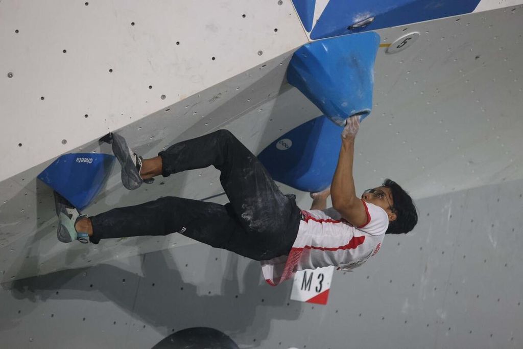 Pemanjat Indonesia, Raviandi Ramadhan, melakoni perlombaan nomor boulder pada babak final IFSC Climbing Asian Qualifier 2023, di Lot 11 Gelora Bung Karno, Senayan, Jakarta, Sabtu (11/11/2023).