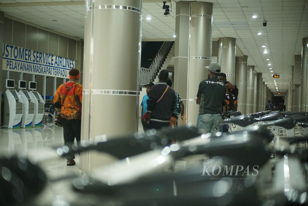 Diaspora Papua di Manado, Sulawesi Utara, menunggu kedatangan Gubernur Papua Lukas Enembe di Bandara Sam Ratulangi, Selasa (10/1/2023). Lukas ditangkap KPK di Jayapura.
