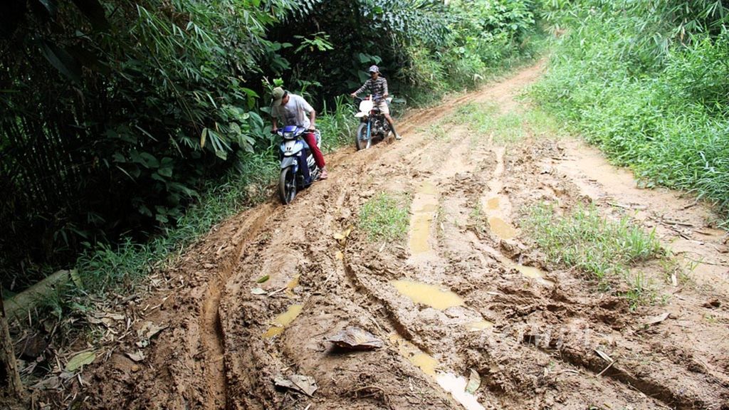 Kondisi jalan yang belum memadai di Desa Ampadi, Kabupaten Landak, Kalimantan Barat, Senin (6/5/2019). Padahal, di wilayah itu terdapat investasi perkebunan.