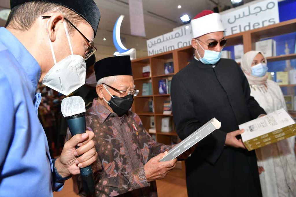 Wakil Presiden Ma’ruf Amin menghadiri acara Diskusi Panel tentang “Persaudaraan dan Konsistensi” pada Islamic Book Fair 2022 yang diselenggarakan oleh Majelis Hukama Al-Muslimin di Hall A Jakarta Convention Center, Jakarta Pusat, Jumat (5/8/2022).