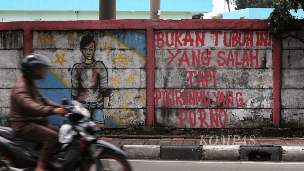 Mural berisi pesan untuk menghindari pelecehan seksual terhadap perempuan di Jalan Bekasi Timur Raya, Jakarta Utara, Kamis (20/2/2020).