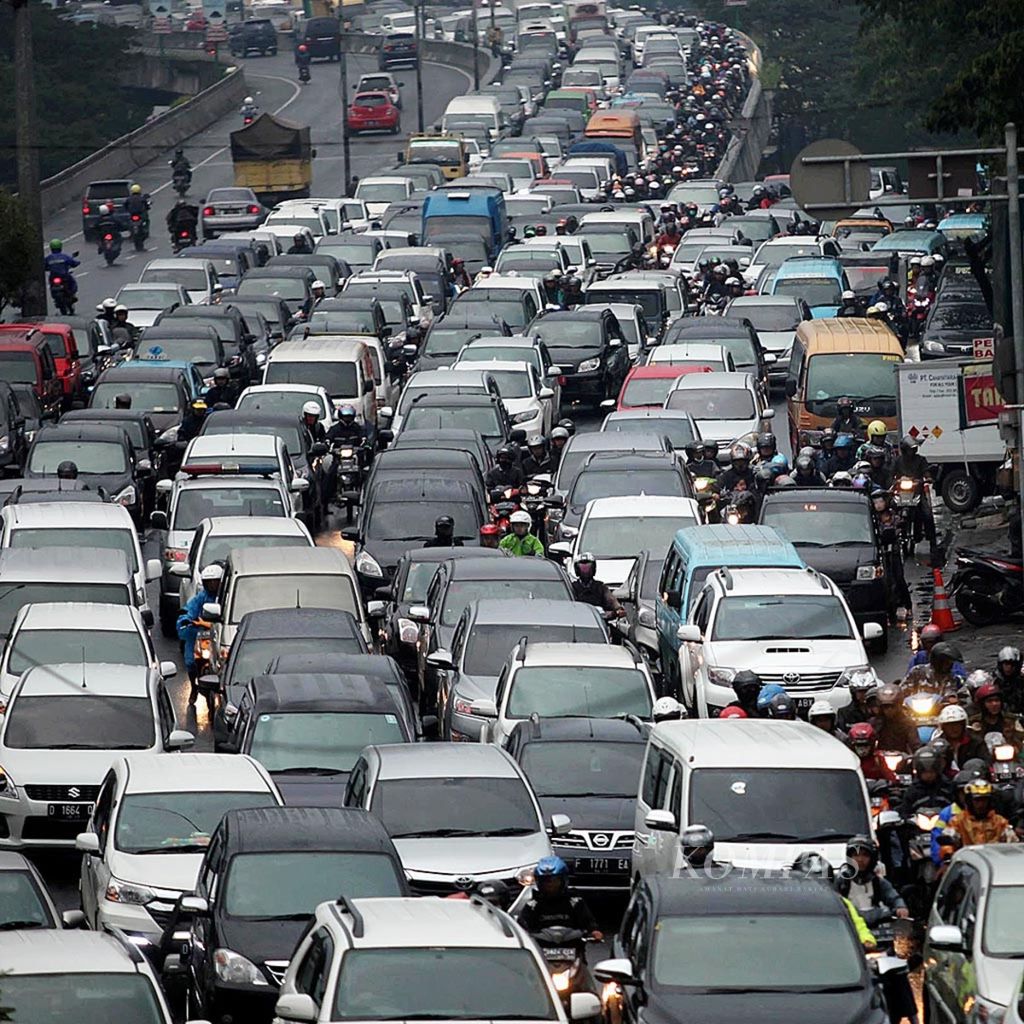 Kendaraan terjebak kemacetan di Jalan Dr Djundjunan, Pasteur, Bandung, Jawa Barat, Kamis (2/3/2017).  