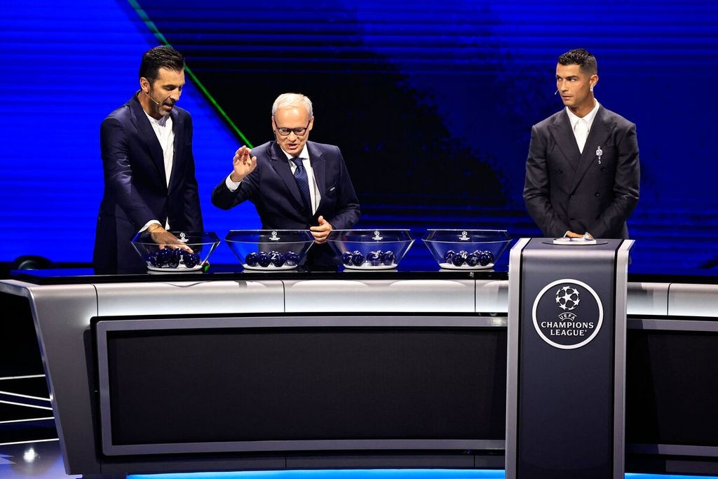 Mantan kiper Italia, Gianluigi Buffon; Wakil Sekjen UEFA Giorgio Marchetti; dan pemain Portugal, Cristiano Ronaldo; saat undian Liga Champions Eropa di Grimaldi Forum, Monako, Kamis (29/8/2024).  