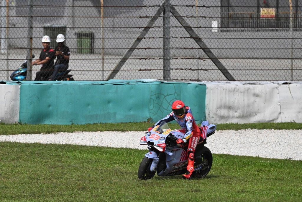 Pebalap Gresini Racing, Marc Marquez, keluar dari trek pada tes pramusim MotoGP di Sirkuit Sepang, Malaysia, Rabu (7/2/2024). 
