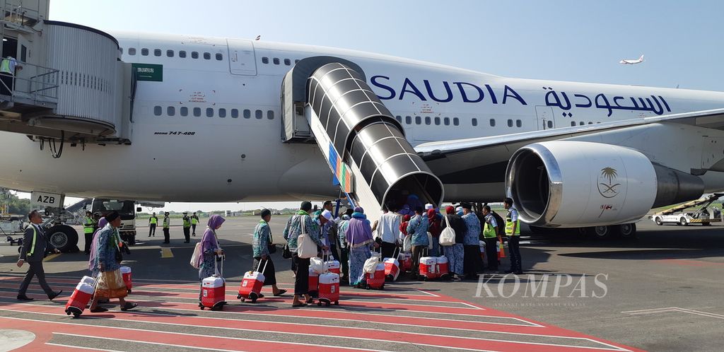 Jemaah haji embarkasi Surabaya kelompok terbang pertama berjalan menuju pesawat Saudi Arabia, Rabu (24/5/2023). Mereka berasal dari Bangkalan, Jatim.