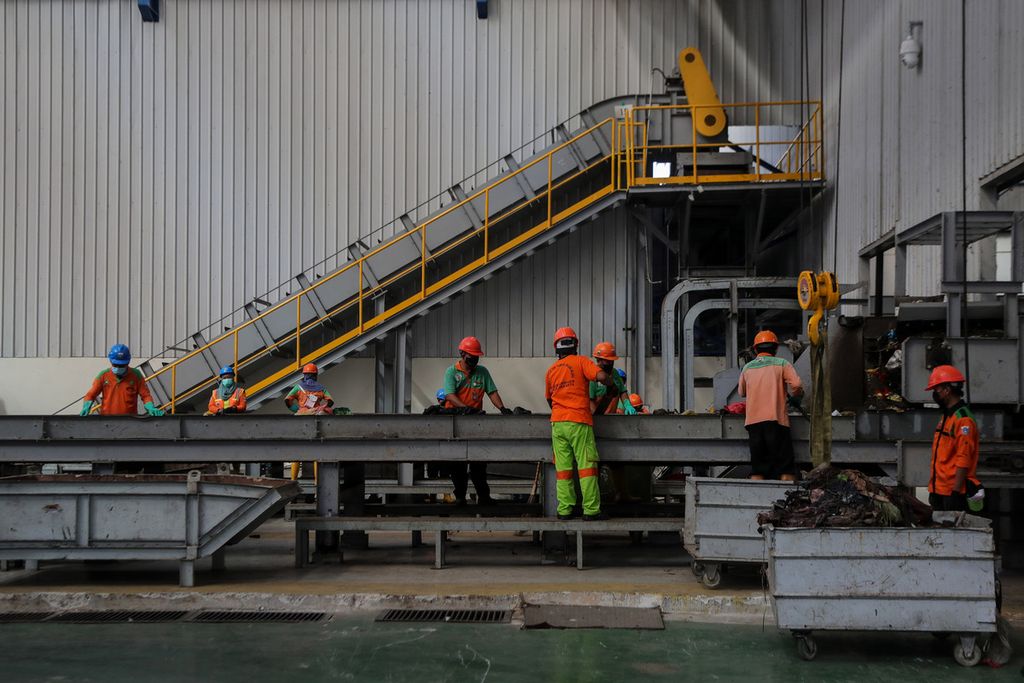 Pekerja menyortir sampah baru yang akan diproses menjadi <i>refuse derived fuel </i>(RDF) di kawasan Fasilitas Landfill Mining dan Refuse Derived Fuel Plant TPST Bantargebang, Kota Bekasi, Selasa (27/6/2023).  