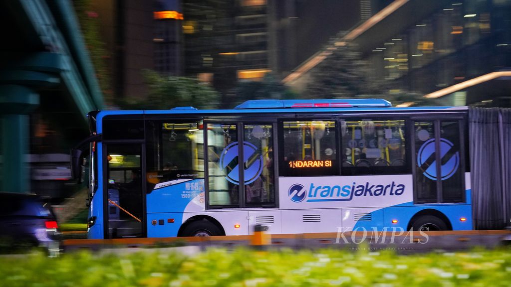 Moda transportasi Transjakarta yang melintasi Jalan Jenderal Sudirman, Jakarta, terlihat tanpa penumpang yang berjubel di saat jam pulang kerja, Selasa (26/12/2023). 