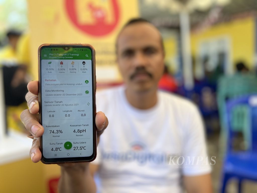 Seorang warga menunjukkan aplikasi di gawai miliknya, Senin (4/12/2023. Aplikasi ini terhubung dengan sensor yang ditanam bersama mangrove. Pemantauan tumbuh kembang mangrove dilakukan melalui aplikasi ini.