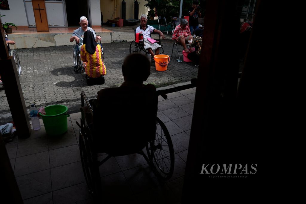 Warga lanjut usia dengan kursi rodanya beraktivitas di halaman sekitar Panti Wreda Pangayoman, Kota Semarang, Jawa Tengah, Kamis (27/10/2022). Selain tempat perawatan, keberadaan panti tersebut juga untuk membangun relasi seperti keluarga bagi penghuninya agar tidak kesepian dan ditinggalkan. 