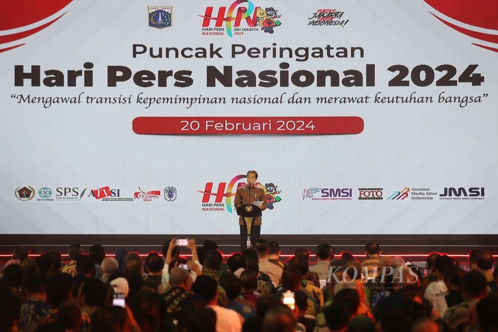 Presiden Joko Widodo memberikan sambutan di puncak peringatan Hari Pers Nasional 2024 di Ecovention Hall, Ancol, Jakarta, Selasa (20/2/2024). 