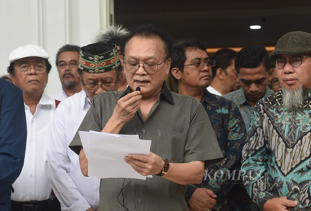 Guru besar emeritus Hotman Siahaan membacakan manivesto Universitas Airlangga memanggil di Surabaya, Jawa Timur, 5 Februari 2024. Manivesto terkait situasi politik menjelang Pemilu 2024 yang dianggap keluar dari jalur demokrasi dan reformasi. 
