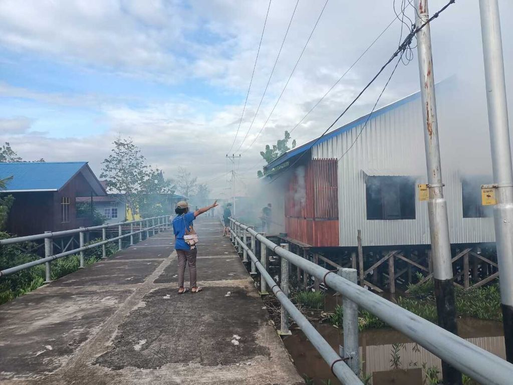 Petugas Dinas Kesehatan Kabupaten Asmat melakukan penyemprotan nyamuk di setiap rumah warga Distrik Agats, ibu kota Kabupaten Asmat, Papua, sejak 8 Juni 2022. Upaya ini untuk mencegah peningkatan kasus demam berdarah di Asmat.
