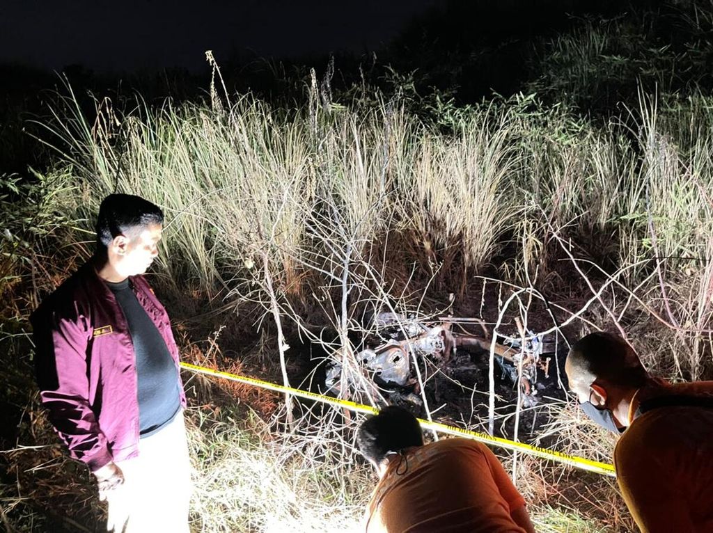 Polisi melakukan olah tempat kejadian perkara penemuan mayat dan sepeda motor yang hangus di Kelurahan Tawangsari, Kecamatan Semarang Barat, Kota Semarang, Jateng, Kamis (8/9/2022) malam. 