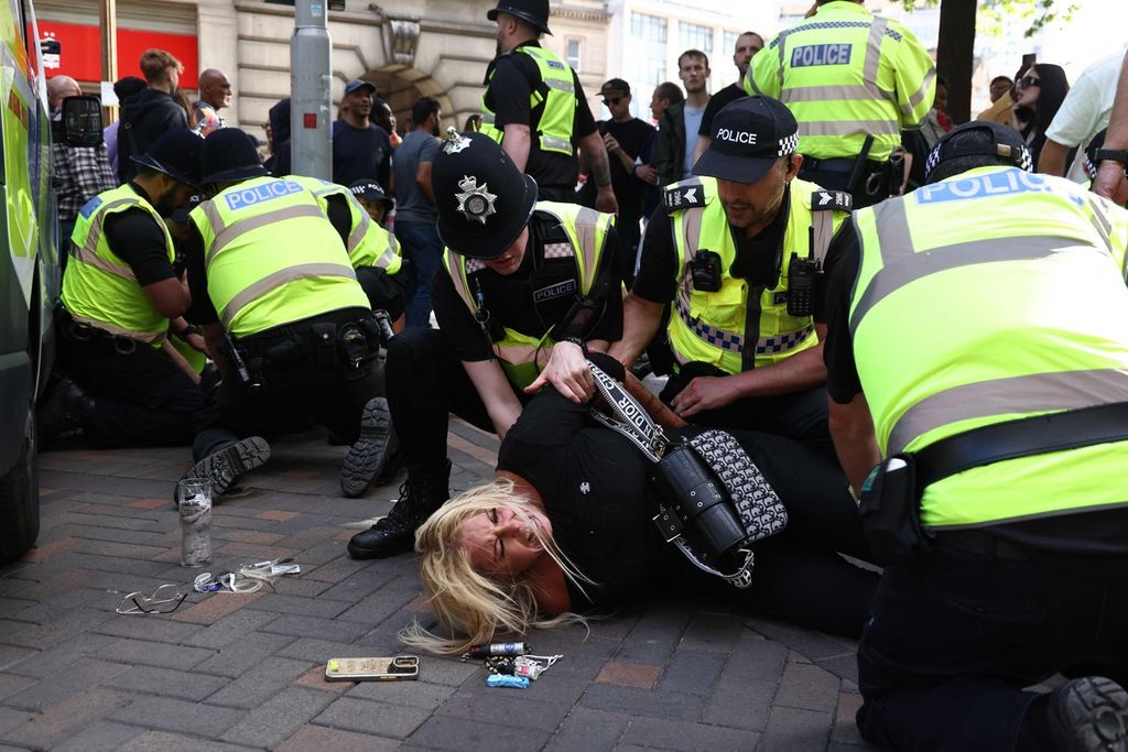 Polisi menahan seorang pengunjuk rasa yang kemudian menjadi perusuh di Nottingham, Inggris, 3 Agustus 2024.