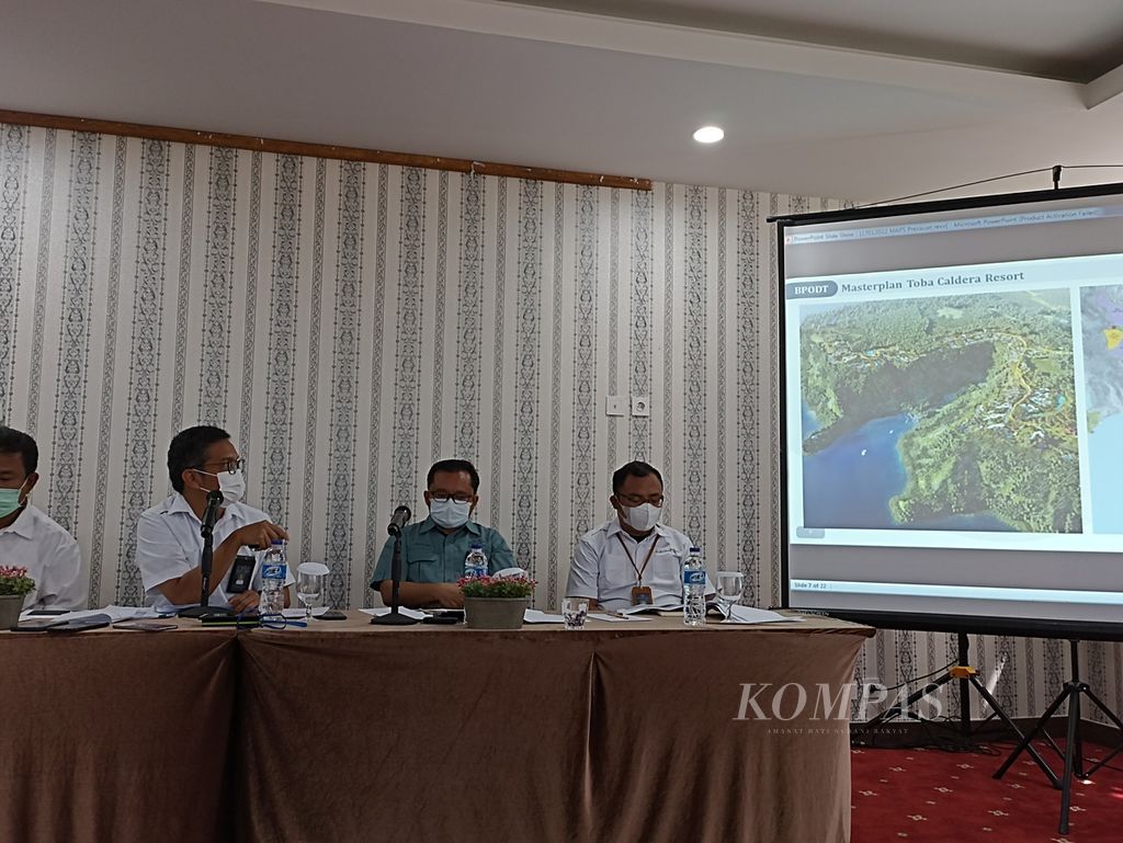Direktur Utama Badan Pelaksana Otorita Danau Toba (BPODT) Jimmy Bernando Panjaitan (ketiga dari kanan) memaparkan program kerjanya di Kabupaten Toba, Sumatera Utara, Kamis (20/1/2022). 