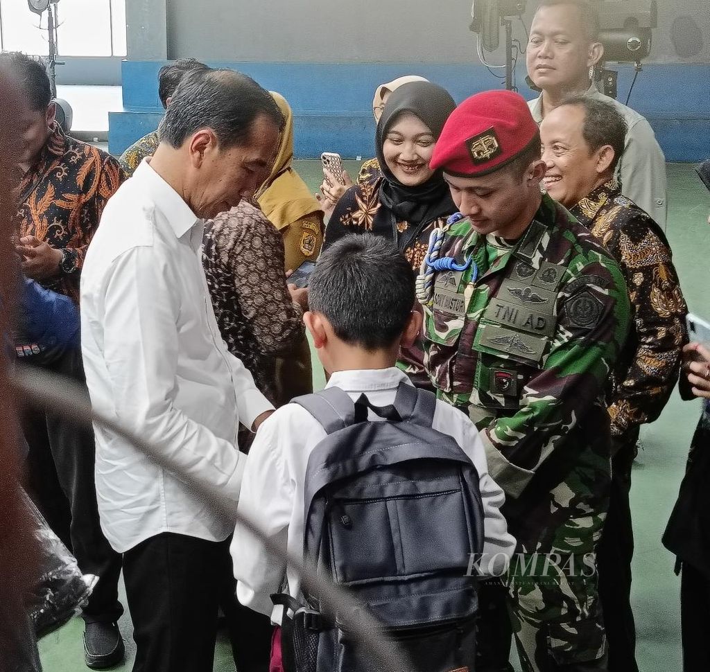 Presiden Joko Widodo bertemu dengan siswa penerima Program Indonesia Pintar (PIP) di GOR Samapta, Kota Magelang, Jawa Tengah, Senin (22/1/2024).