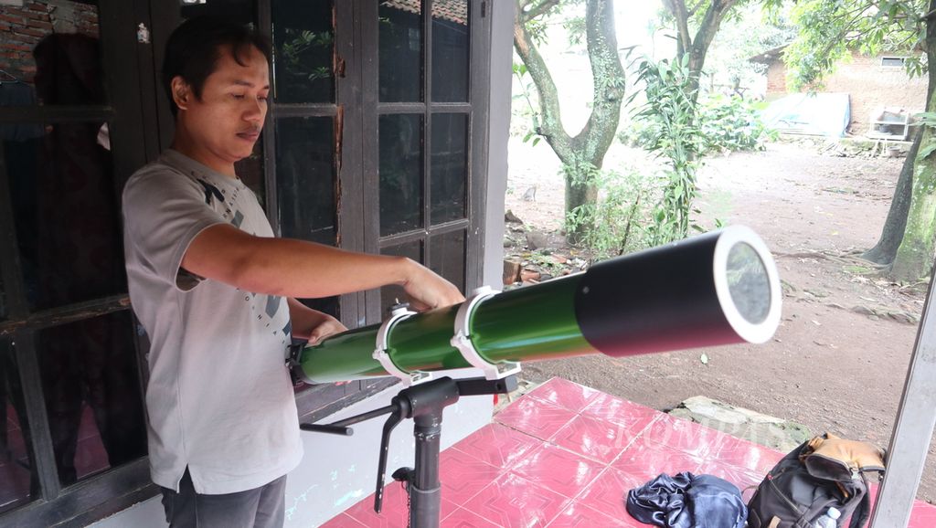 Sunardi memasang teleskop hasil rakitannya di Desa Cirebon Girang, Kecamatan Talun, Kabupaten Cirebon, Jawa Barat, Rabu (1/2/2023). 