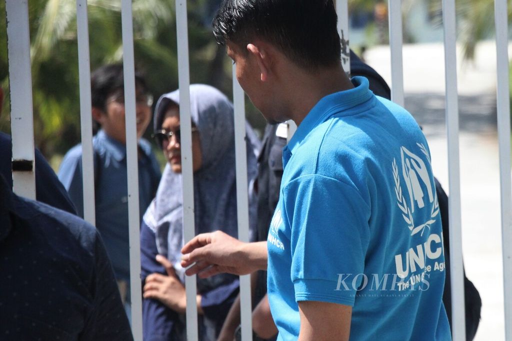 Petugas UNCHR menjaga gerbang kompleks penampungan pengungsi Rohingya di Desa Ladong, Kecamatan Mesjid Raya, Kabupaten Aceh Besar, Aceh, Selasa (10/1/2023). Gelombang pengungsi Rohingya dari Bangladesh belum berhenti berdatangan ke Aceh.