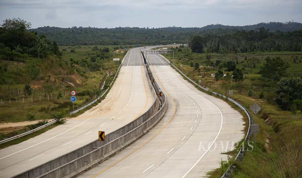 Ruas Jalan Tol Balikpapan-Samboja, bagian dari Jalan Tol Balikpapan-Samarinda, yang hampir rampung pengerjaannya di Kecamatan Samboja, Kabupaten Kutai Kartanegara, Kalimantan Timur, Selasa (9/3/2021). 