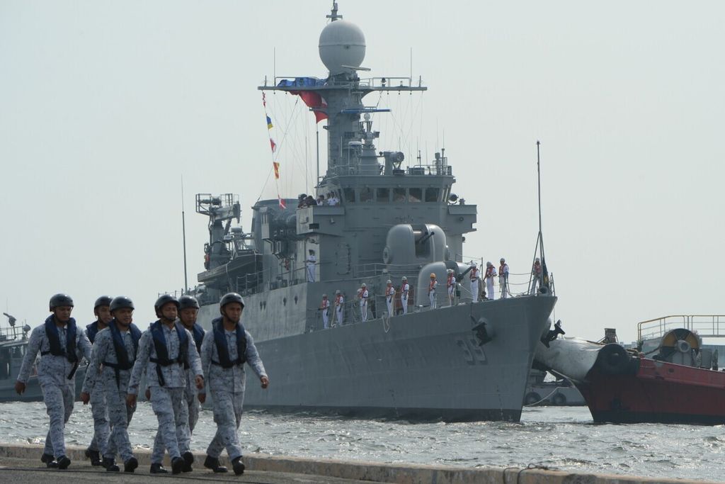 Prajurit Angkatan Laut Filipina berjalan di sisi kapal yang baru mereka dapatkan, yakni kapal korvet kelas Pohang yang bersiap bersandar di Pelabuhan Internasional Manila, 20 Agustus 2019. 