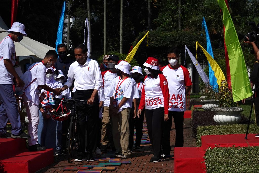 Presiden Joko Widodo menghabiskan akhir pekan bermain bersama anak-anak di Taman Teijsmann, Kebun Raya Bogor, Provinsi Jawa Barat, pada Sabtu (23/7/2022). 