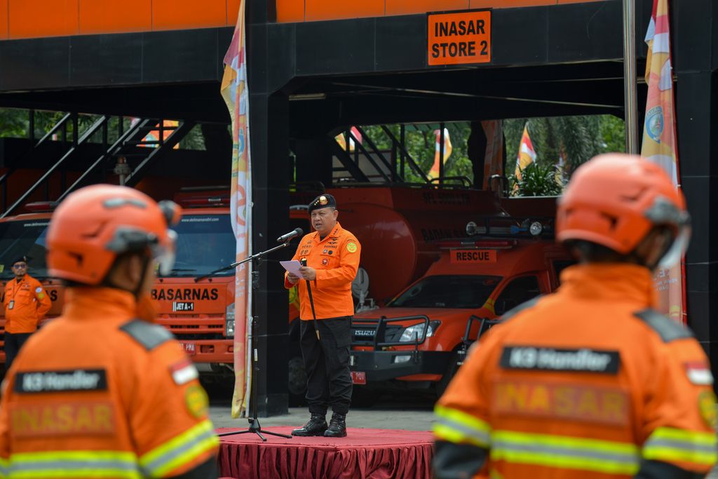 Kepala Badan Nasional Pencarian dan Pertolongan Marsekal Madya Henri Alfiandi (tengah) memberikan arahan kepada para anggota tim Indonesia Search and Rescue di lapangan Basarnas, Jakarta Pusat, Jumat (10/2/2023). 