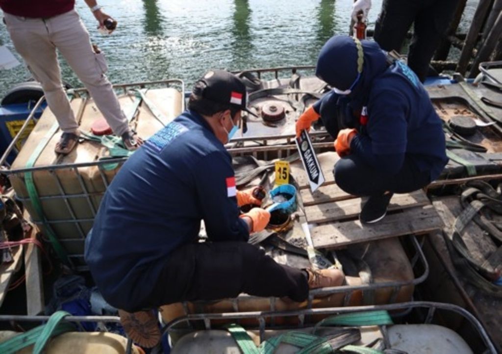 Penyidik gabungan Kementerian Lingkungan Hidup dan Kehutanan bersama Kantor Kesyahbandaran dan Otoritas Pelabuhan (KSOP) memeriksa muatan kapal SB Cramoil Equity di Batam, Kepulauan Riau, medio Juli 2021.