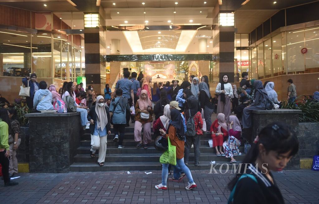 Pekerja dan pengunjung di luar Royal Plaza pascagempa di Surabaya, Jatim, Jumat (22/3/2024). 