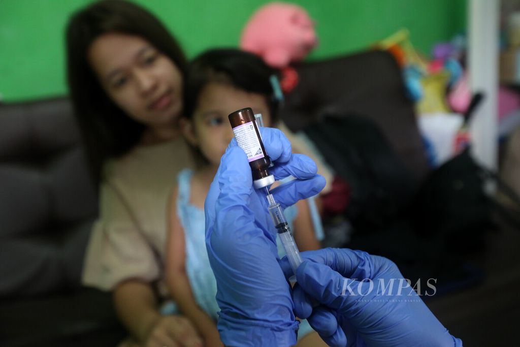 Tenaga kesehatan dari Puskesmas Kelurahan Cililitan mempersiapkan suntikan imunisasi untuk anak balita di permukiman kawasan RW 001 Kelurahan Cililitan, Kecamatan Kramatjati, Jakarta Timur, Senin (22/8/2022). 