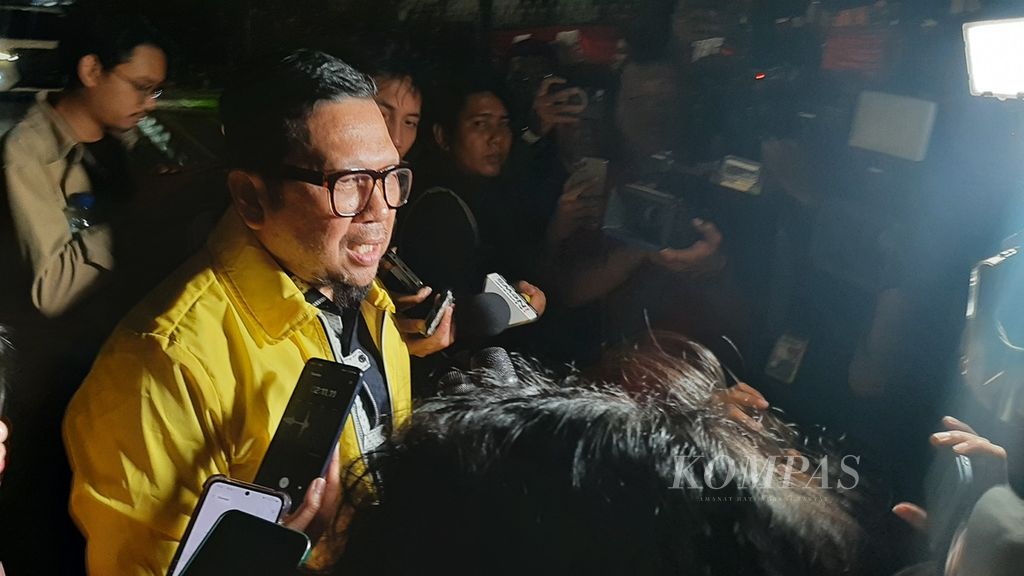 Wakil Ketua Umum Partai Golkar Ahmad Doli Kurnia Tandjung memberikan keterangan pers di rumah dinas Airlangga Hartarto, di Jakarta, Rabu (7/8/2014) malam.