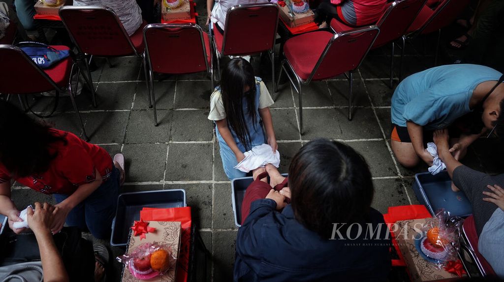 Sejumlah anak mengikuti kegiatan pencucian kaki ibu yang menjadi bagian rangkaian menjelang perayaan Cap Go Meh di Wihara Dhanagun (Hok Tek Bio), Kota Bogor, Jawa Barat, Sabtu (28/1/2023).