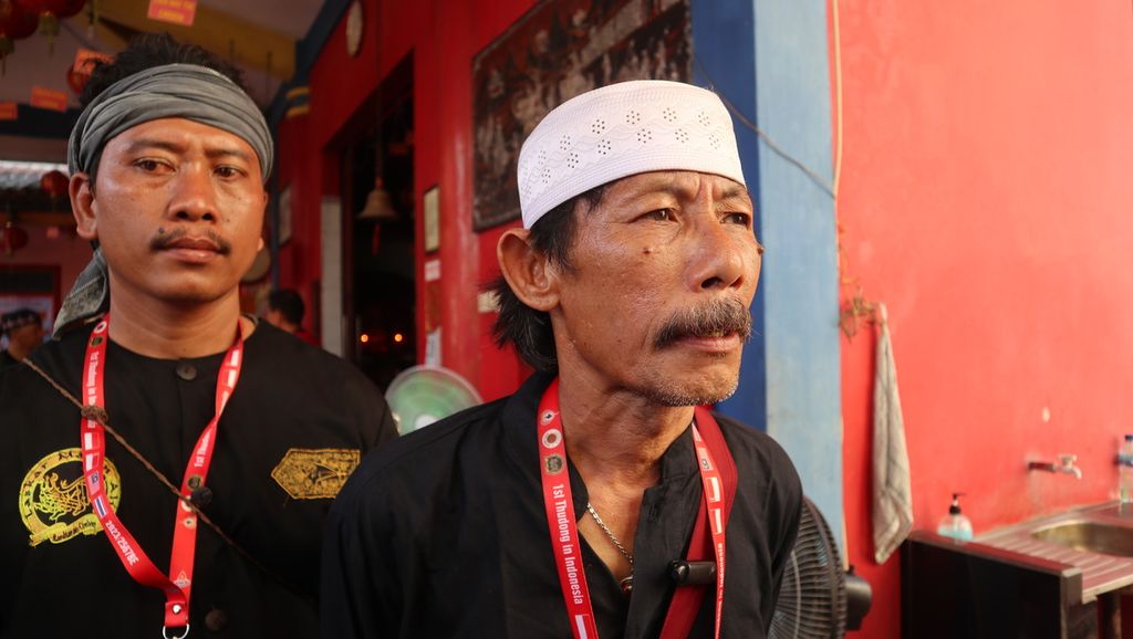 Prabu Diaz, penanggung jawab ritual jalan kaki biksu dari Thailand ke Indonesia, saat diwawancarai di Vihara Budhi Asih di Kecamatan Jatibarang, Kabupaten Indramayu, Jawa Barat, Selasa (16/5/2023).