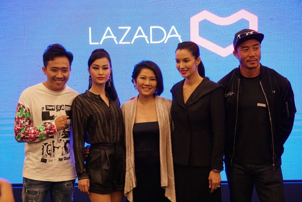 Chief Marketing Officer Lazada Indonesia Monika Rudijono (tengah) berfoto bersama artis-artis Asia Tenggara sebelum konser Lazada Super Party, Selasa (26/3/2019).
